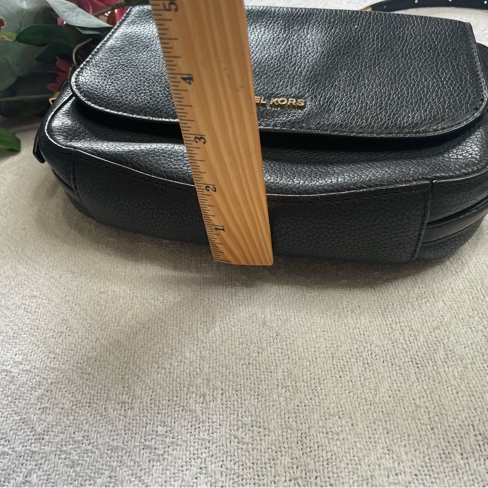 Michael Kors Black Leather‎ Crossbody with Gold MK Charm~ Classic Must Have - Picture 3 of 15